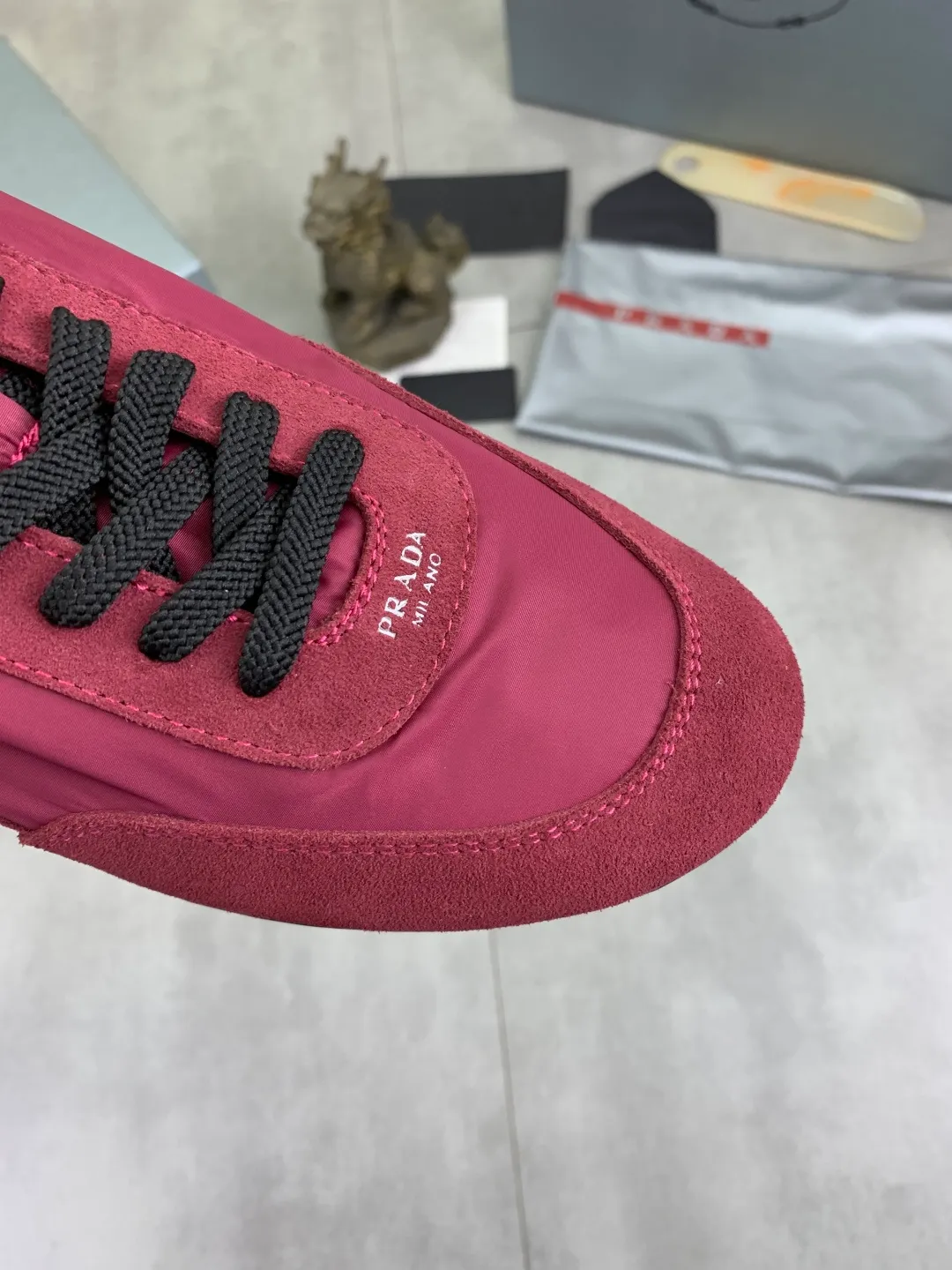 Men's shoes 💰P500💰【New style】hot style is on the official website, 🆘 Trendy brand (Prada) mainly promotes hot style, avant-garde and versatile fashion men's shoes private version mold opening, cowhide surface splicing 1:1 replica... fashionable and simple, original imported cowhide lining cowhide feet; the atmosphere and personality are more fashionable, eye-catching and pursuing class. It will subvert the old idea and be a must-have for fashion trendsetters with you! Must keep it for yourself! Tall and comfortable, large and low, high-end quality workmanship. Size: 38-44; 6️⃣colors available.
